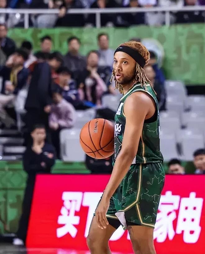 同曦连续两场一个模式输球！坚持用帕克引崩盘，最后又剩3秒犯规